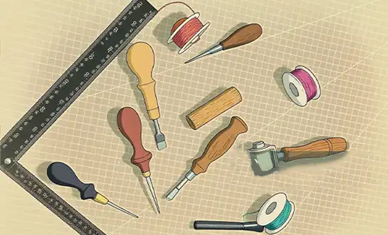 内容由 AI 生成 clickable Avatar: undefined 翻译：治愈风格 Healing style 翻译英文：治愈的手工皮革包包工坊 A workshop for healing handmade leather bags 手工皮革包包制作工具 手工皮革包包制作需要多种工具，以下是一些主要工具介绍：  斩类：用于在皮革上打孔，以便缝线。常见的有菱斩、法斩、橄榄斩、平斩、圆斩等。可根据斩距（如 3MM、3.38MM 等）和齿数（如 1 齿、2 齿等）选择，新手可选择 1+2+5 齿 3.38 斩距的斩。  image  image  image 刀具：裁剪皮革的工具有专业裁皮刀（直刀或半圆刀）、美工刀、笔刀、剪刀等；削薄皮革则需要使用削薄刀。新手可选购两把 45°+30° 斜角的美工刀，方便又实用。  image 裁皮刀 ... 翻译:手工皮革包包制作工具 Tools for making handmade leather bags