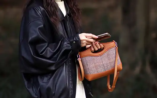 Casual crossbody wearing look of DIY bag