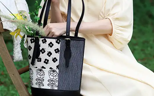 Leather strap details of the patchwork shoulder bag